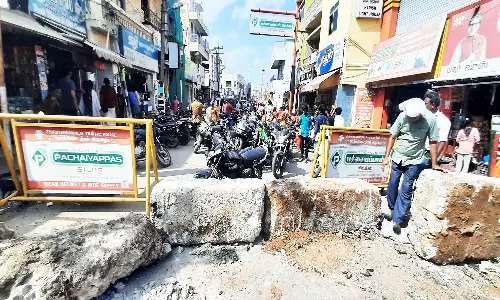 சிமென்ட் சாலைப் பணிக்காக சின்ன கடைத் தெருவில் போக்குவரத்துக்கு தடை