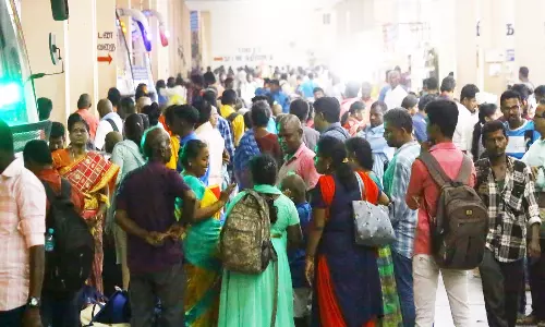 வேலூர் புதிய பஸ் நிலையத்தில் பயணிகள் கூட்டம் அலைமோதியதால் பரபரப்பு