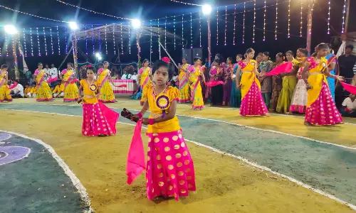 கருமத்தம்பட்டி அருகே வள்ளி கும்மி நடனம்