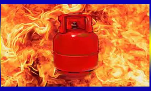 ஆட்டையாம்பட்டி அருகேஅடுப்பை அணைக்காததால் வெடித்து சிதறிய கியாஸ் சிலிண்டர்