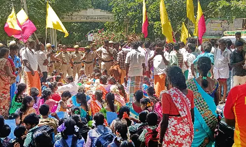 அடிப்படை வசதிகள் கோரி கன்றுக்குட்டிகள், பாத்திரங்களுடன் பொதுமக்கள் திடீர் போராட்டம்