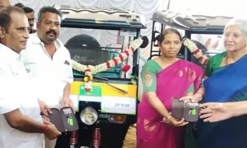 பேரூர் செட்டிபாளையம் ஊராட்சிக்கு 2 புதிய பேட்டரி வாகனம்