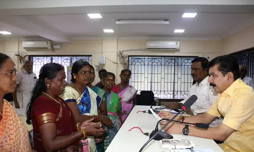 பேட்டை நேருஜி நினைவு நகரில் சாலையை சீரமைக்க வேண்டும்-மேயரிடம் பொதுமக்கள் மனு