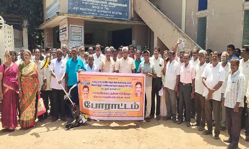 கோரிக்கைகளை வலியுறுத்தி கூட்டுறவு வங்கி பணியாளர்கள் சங்கத்தினர் ஆர்ப்பாட்டம்
