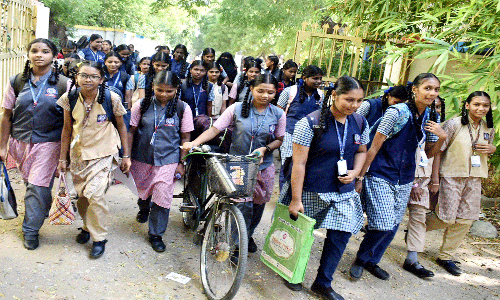 ஈரோட்டில் பள்ளிகளுக்கு உற்சாகமாக சென்ற மாணவ-மாணவிகள்