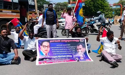 போலீஸ் தாக்குதலுக்கு எதிர்ப்பு சேலம் கலெக்டர் அலுவலகம் முன்பு சாலை மறியல்