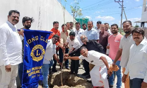 காந்தி சிலைக்கு மாலை அணிவித்து மரியாதை