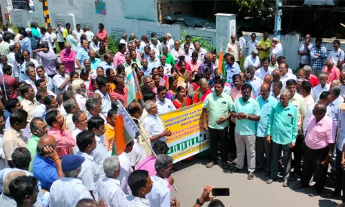 சேலத்தில்தொடக்க கூட்டுறவு வங்கி பணியாளர்கள் விடுப்பு எடுத்து போராட்டம்