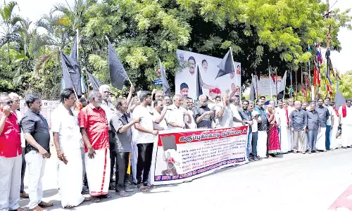 தஞ்சையில் விவசாயிகள் கருப்புக் கொடி காட்டி ஆர்ப்பாட்டம்