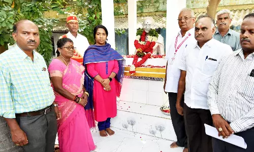 காந்தியடிகள் 155-வது பிறந்த நாளையொட்டிகிருஷ்ணகிரியில் தீபாவளி கதர் சிறப்பு விற்பனை