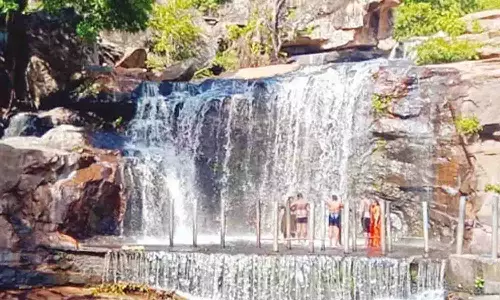 பஞ்சலிங்க அருவியில் குவிந்த சுற்றுலா பயணிகள்