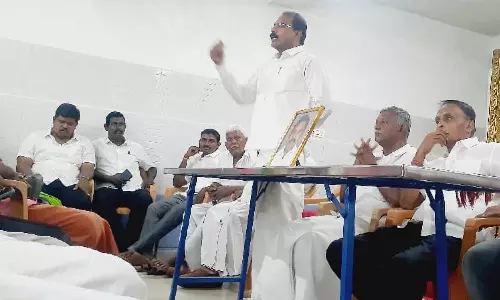 அவினாசியில் அ.தி.மு.க. பூத் கமிட்டி கூட்டம்