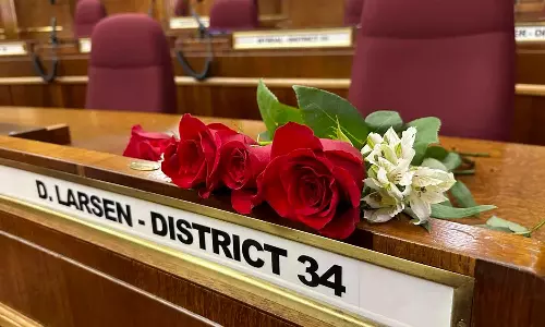 விமானம் விழுந்து நொறுங்கியதில் அமெரிக்க செனட் சபை உறுப்பினர் குடும்பத்துடன் பலி