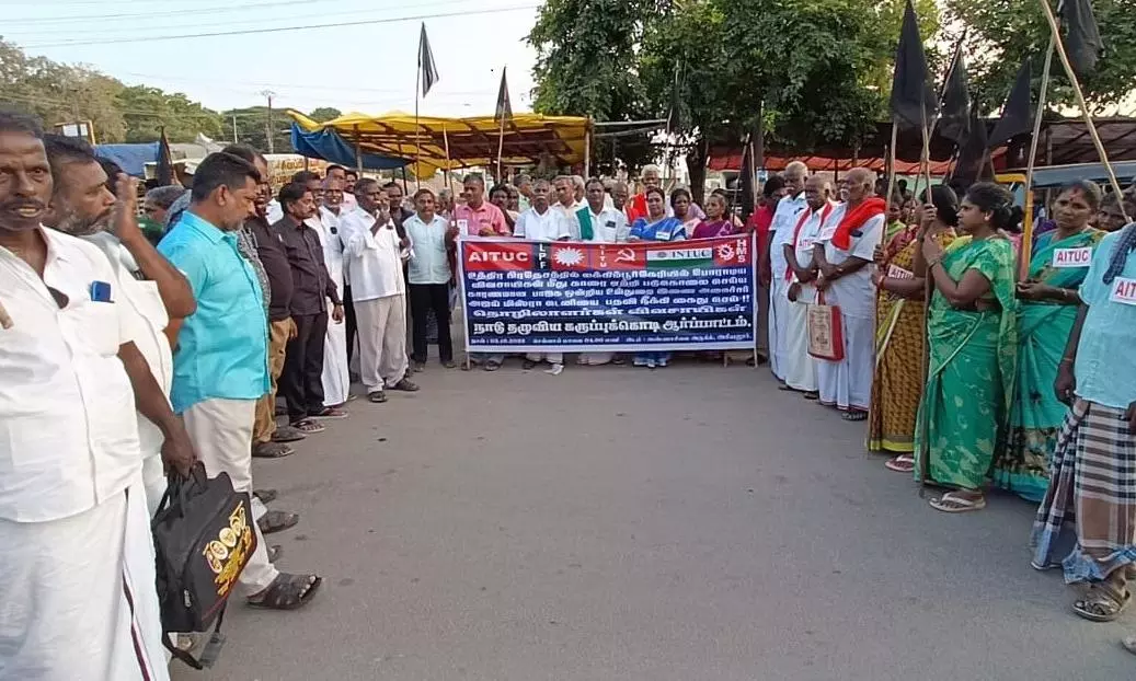 அனைத்து தொழிற்சங்கங்களின் கூட்டமைப்பினர் ஆர்ப்பாட்டம் அனைத்து தொழிற்சங்கங்களின் கூட்டமைப்பினர் ஆர்ப்பாட்டம்