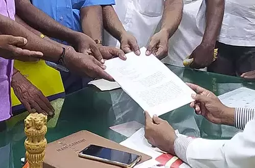 அடிப்படை வசதி கோரி பொது மக்கள் மனு அடிப்படை வசதி கோரி பொது மக்கள் மனு