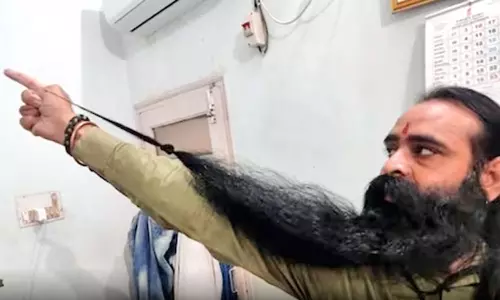 3 அடி உயரத்திற்கு தாடி வளர்த்த நபர்