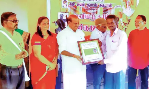 பூரணாங்குப்பம் விநாயகத்துக்கு ஓவிய ரத்னா விருது