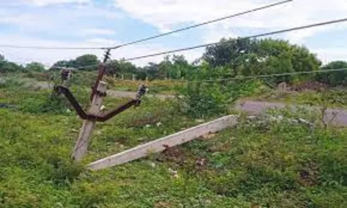 தோட்டக்குறிச்சி அருகே உடைந்து விழுந்த மின்கம்பம்