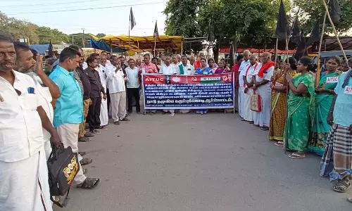 அனைத்து தொழிற்சங்கங்களின் கூட்டமைப்பினர் ஆர்ப்பாட்டம்