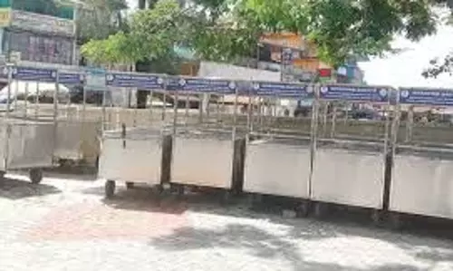 சாலையோர வியாபாரிகளுக்கு விலையில்லா விற்பனை வண்டிகள்