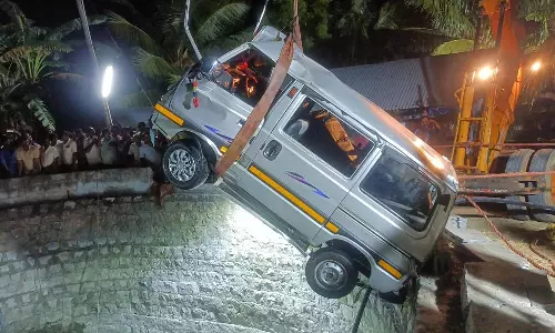 சேந்தமங்கலம் அருகே ஓட்டி பழகியபோது காருடன் கிணற்றுக்குள் பாய்ந்து விவசாயி பலி