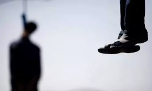 பண்ருட்டி அருகே  பெட்ரோல் பங்க் ஊழியர் தூக்கு போட்டு தற்கொலை