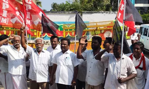 காட்டுமன்னார்கோவில் அருகே கவர்னருக்கு கருப்புகொடி காட்ட முயன்ற கம்யூனிஸ்டு கட்சியினர் கைது