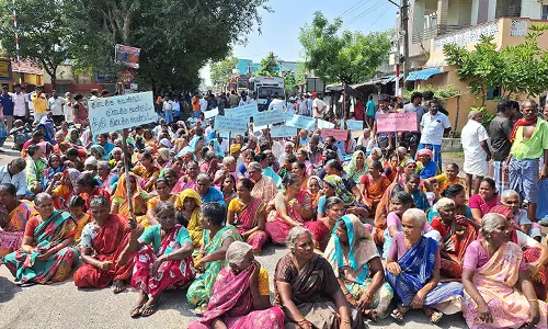 கள்ளக்குறிச்சி அருகே ஆலத்தூரில் விடுதலை சிறுத்தைகள் கொடிகம்பத்தை அகற்ற கோரி சாலை மறியல்