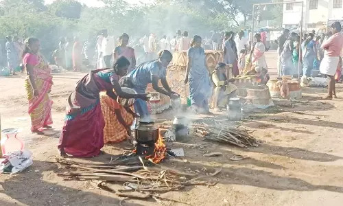அழகிய மீனாள் கோவிலில் இரு தரப்பினர் திடீர் மோதல்