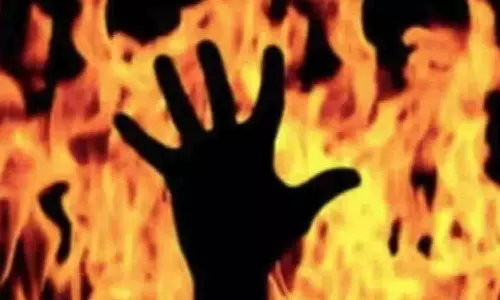 ஆடையில் தீபிடித்து பெண் உடல் கருகி சாவு