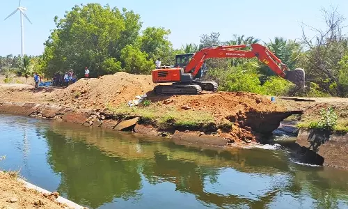 பொள்ளாச்சி அருகே பி.ஏ.பி. பிரதான கால்வாயில் ஏற்பட்ட உடைப்பை சீரமைக்கும் பணி தீவிரம்