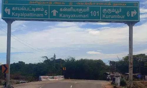 ஆறுமுகநேரி அருகே சாகுபுரம் வளைவு பாலத்தில் அடிக்கடி ஏற்படும் விபத்துகள் -  தவறுதலாக வைக்கப்பட்ட வழிகாட்டி போர்டு காரணமா?