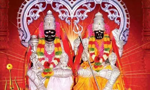 குலசேகரன்பட்டினம் தசரா திருவிழா: நெல்லை உள்பட 4 மாவட்டங்களுக்கு 25-ந் தேதி விடுமுறை விடவேண்டும் - ஆலோசனை கூட்டத்தில் வலியுறுத்தல்