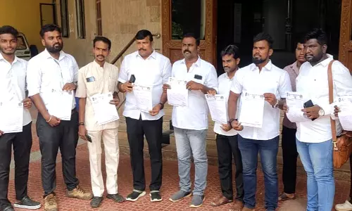 நாங்குநேரி- பணகுடி இடையே நான்கு வழிச்சாலையோரம் கேரளா கழிவுகள் கொட்டுபவர்கள் மீது நடவடிக்கை எடுக்க வேண்டும்- கலெக்டர் அலுவலகத்தில் காங்கிரசார் மனு