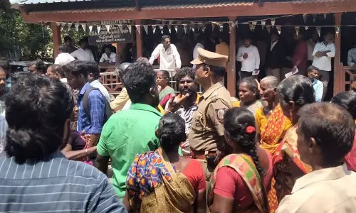 பொன்னேரி அருகே ஏரி இடத்தை ஆக்கிரமித்து மின்வேலி: கிராம மக்கள் மறியல்