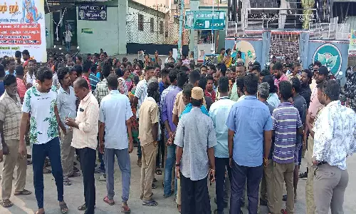 வேலூர் மாநகராட்சி துப்புரவு பணியாளர்கள் போராட்டம்