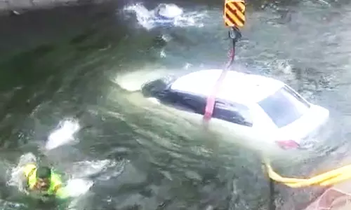 சூலூர் அருகே வாய்க்காலில் காருடன் பாய்ந்த வாலிபர்