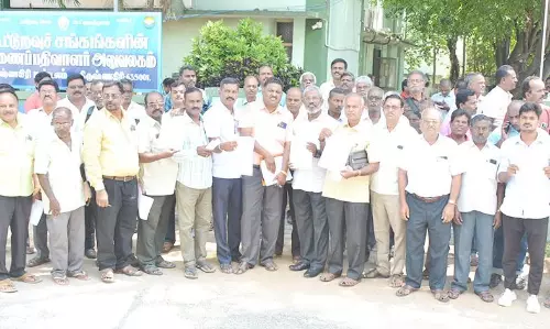 கூட்டுறவு வங்கி பணியாளர் சங்கத்தினர் தொடர்விடுப்பு போராட்டம்