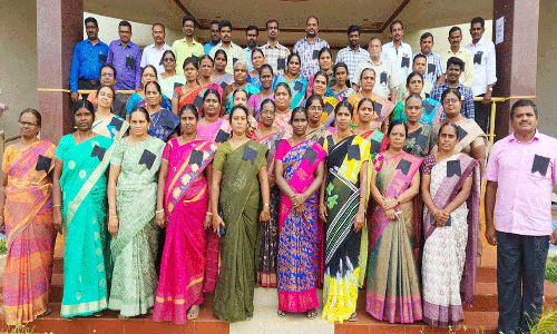 சென்னிமலையில் ஆசிரியர்கள் கருப்பு பேட்ச் அணிந்து பயிற்சியில் ஈடுபட்டனர்