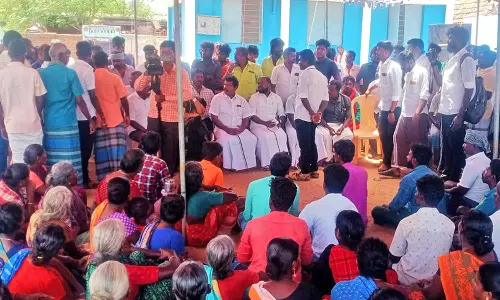 நெல்லையில் கொலை செய்யப்பட்ட இளம்பெண் உடலை வாங்க மறுத்து 3-வது நாளாக போராட்டம் நீடிப்பு