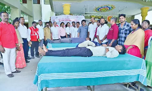 ராஜகோபால சுவாமி அரசு கல்லூரியில் ரத்ததான முகாம்