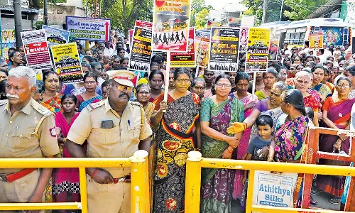 திருநாகேஸ்வரத்தில் பொது மக்கள் திடீர் ஆர்ப்பாட்டம்