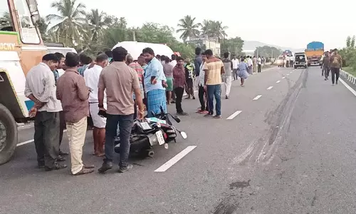 இருசக்கர வாகனம் மீது கார் மோதி  தொழிலாளி சாவு