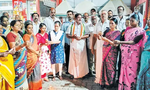 காங்கிரஸ் கட்சியினர்   நூதன ஆர்ப்பாட்டம்