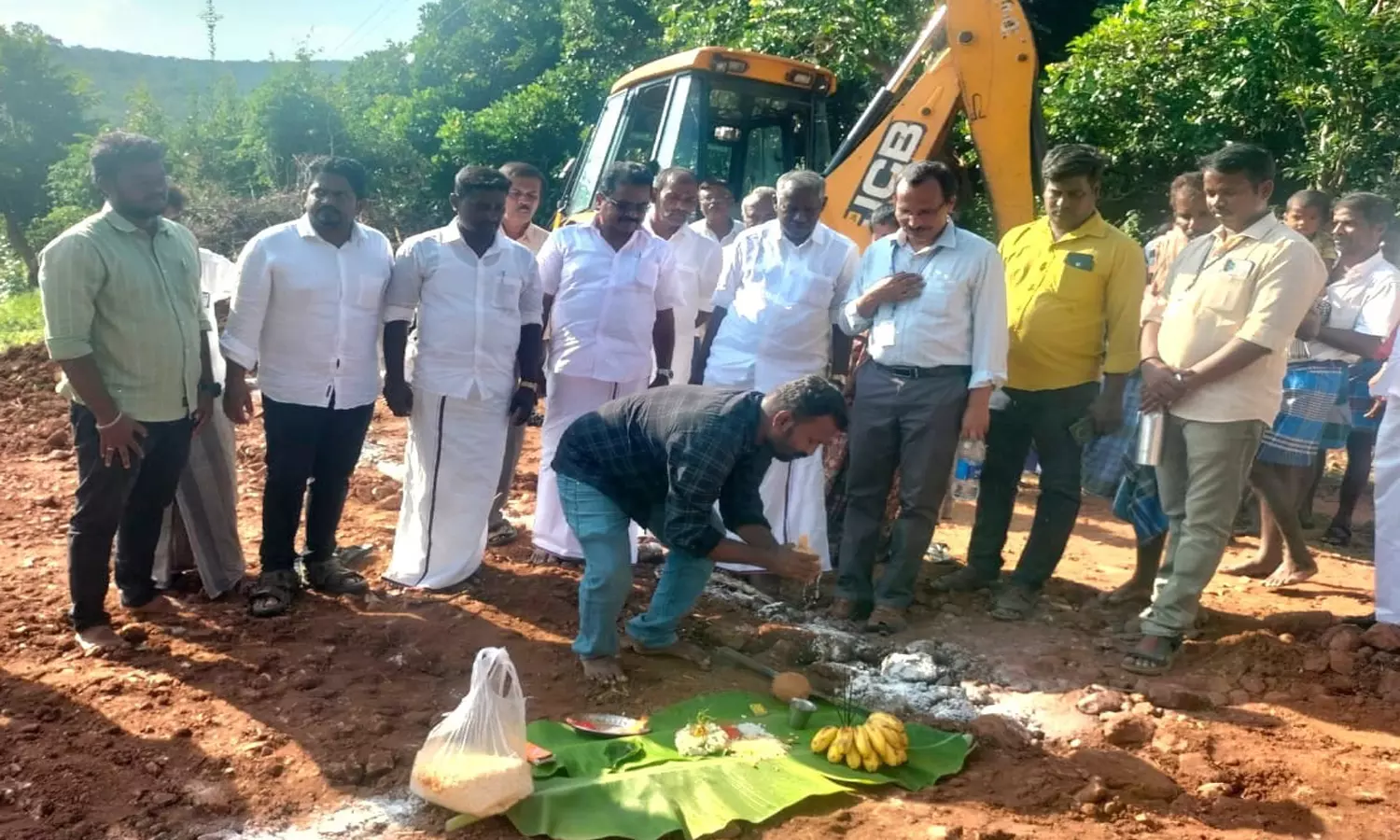நத்தம் அருகே செல்போன் டவர் அமைக்க பூமிபூஜை நத்தம் அருகே செல்போன் டவர் அமைக்க பூமிபூஜை