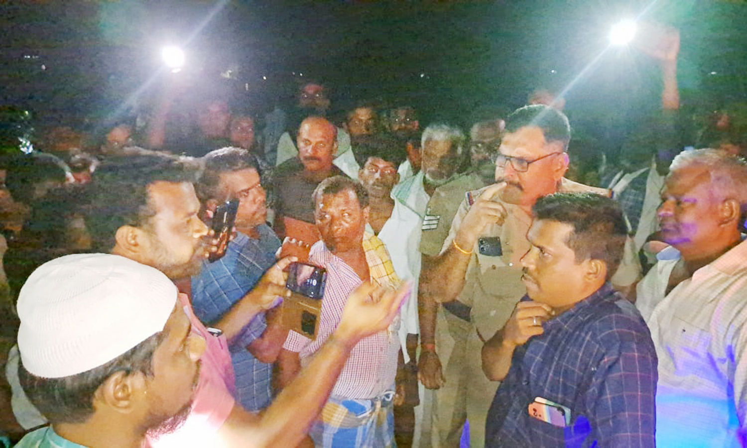 நத்தத்தில் முன் அறிவிப்பின்றி மின்தடையை கண்டித்து சாலை மறியல்