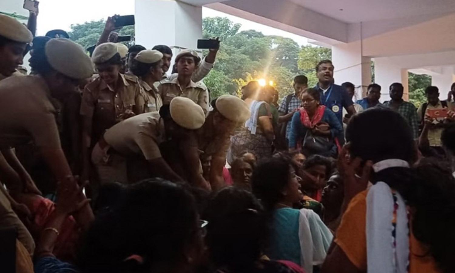 சென்னையில் 1 வாரமாக போராட்டம் நடத்தி வந்த ஆசிரியர்கள் அதிரடியாக கைது