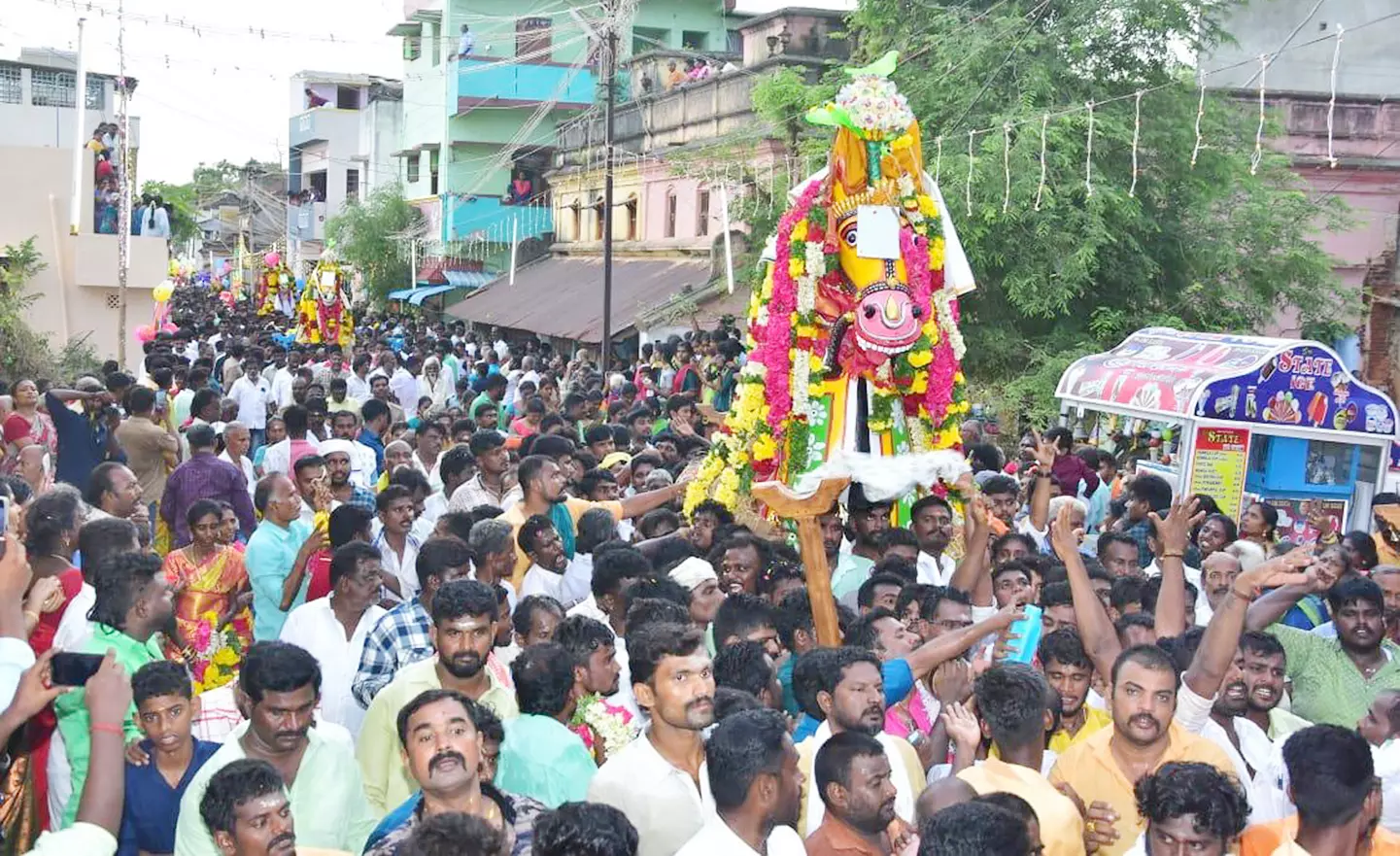 15 ஆண்டுகளுக்கு பிறகு நடந்த புரவி எடுப்பு விழா 15 ஆண்டுகளுக்கு பிறகு நடந்த புரவி எடுப்பு விழா