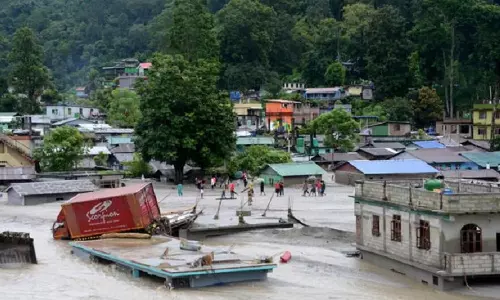 சிக்கிமில் வெள்ளத்தில் சிக்கிய 102 பேரை காணவில்லை: 3 ஆயிரம் சுற்றுலா பயணிகள் தவிப்பு