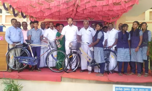 பள்ளி மாணவர்களுக்கு விலையில்லா மிதிவண்டி